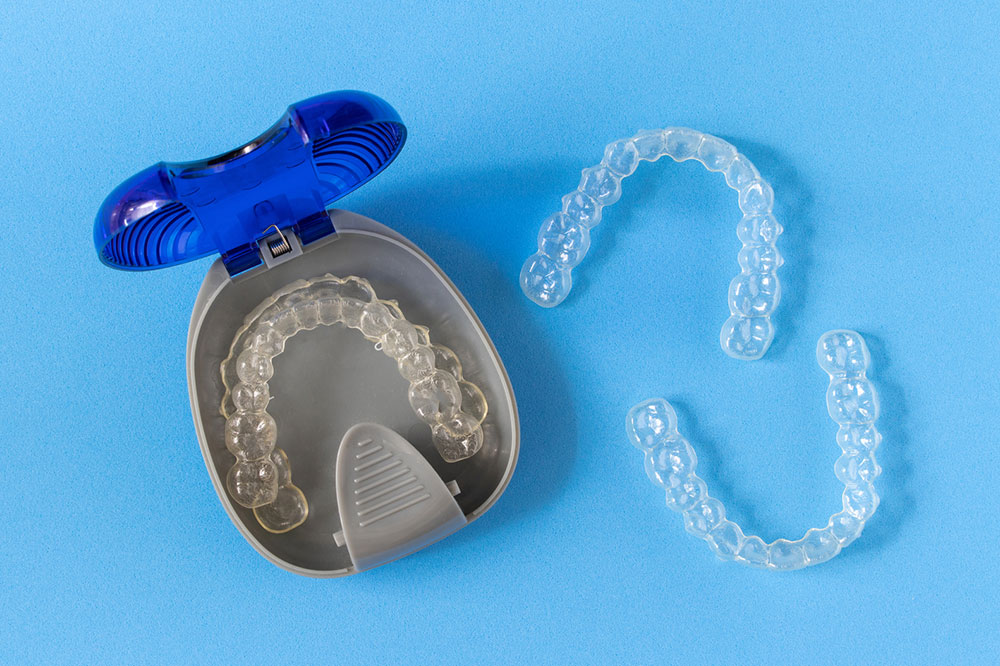 Pros and Cons Between Clear Aligners and Metal Braces
